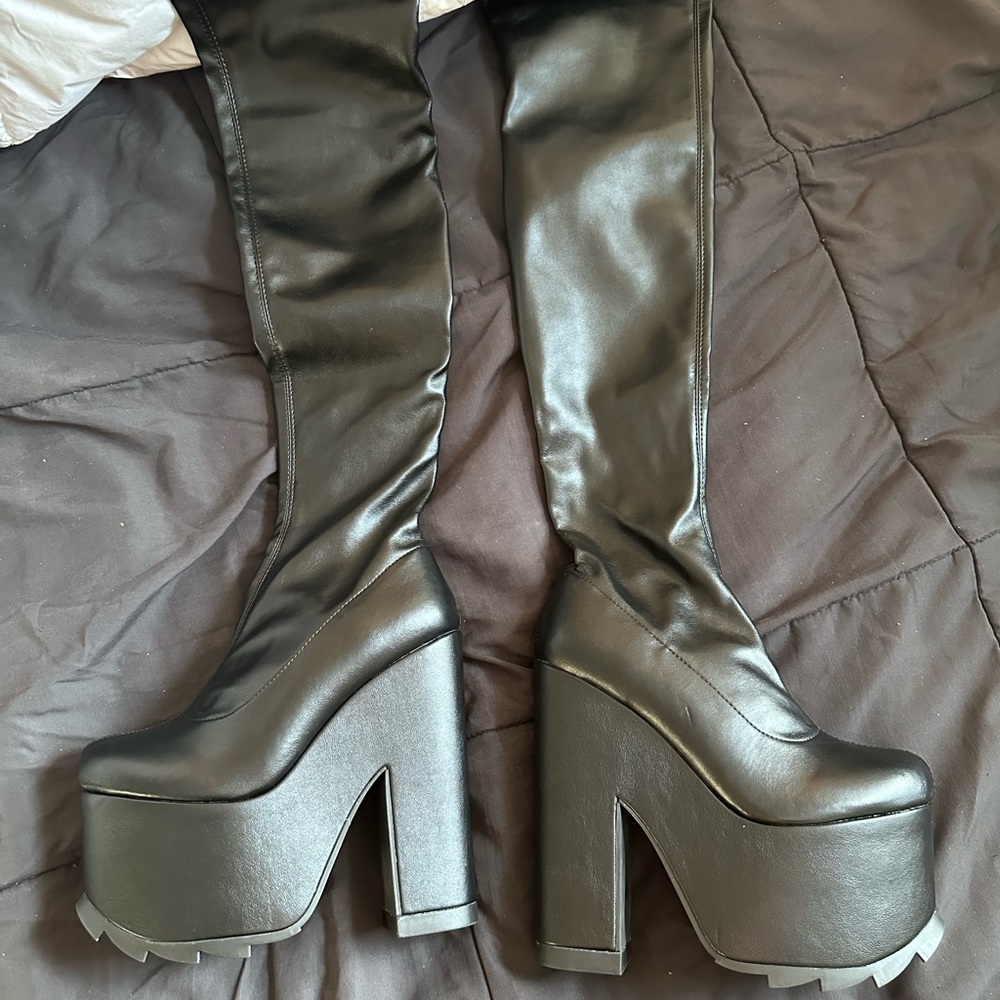 LABYRINTH - BLACK LEATHER
